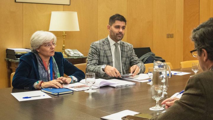 María José, del Comité Jurídico de fútbol femenino en AFE, y David Aganzo, presidente de AFE.