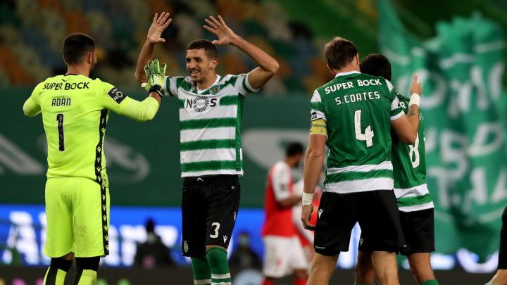 Feddal, Adán y otros jugadores del Sporting celebran una victoria.