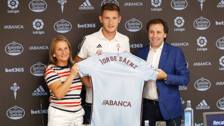 Jorge Sáenz posa junto a María José Táboas, consejera del Celta, y Felipe Miñambres, director deportivo, durante su presentación con el club vigués.