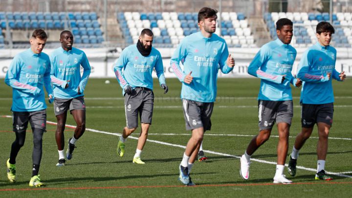 Théo Zidane, en el centro de la imagen, entrenándose con la primera plantilla madridista.