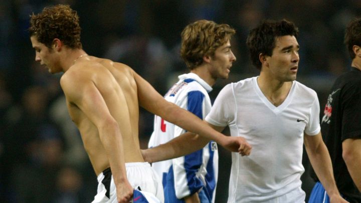 Un jovencísimo Cristiano Ronaldo cambia la camiseta con Deco