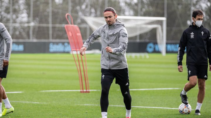 El mediocentro escocés Jordan Holsgrove se ejercita con el balón junto a Borja Oubiña durante un entrenamiento del Celta.