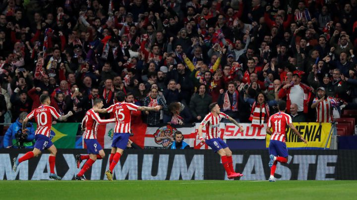 Saúl celebra el gol conseguido contra el Liverpool.