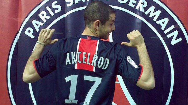 Akcelrod con la camiseta del PSG