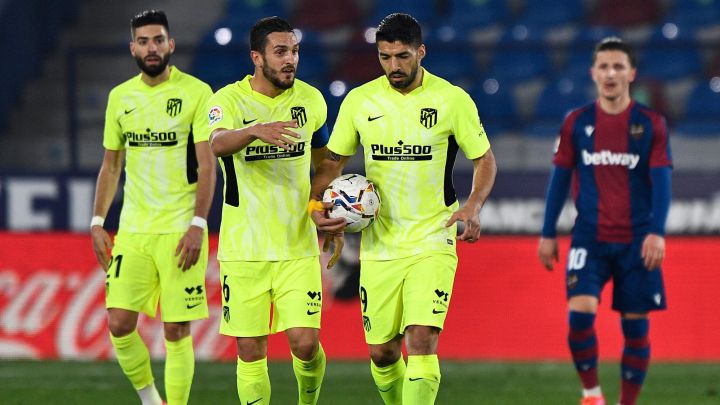Carrasco, Koke y Luis Suárez contra el Levante.