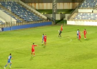 Difícil de explicar: ¡un chascarro del arquero terminó en un gol de chilena!