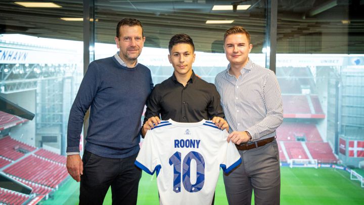 Roony, en el momento de firmar con el Copenhague su primer contrato profesional.