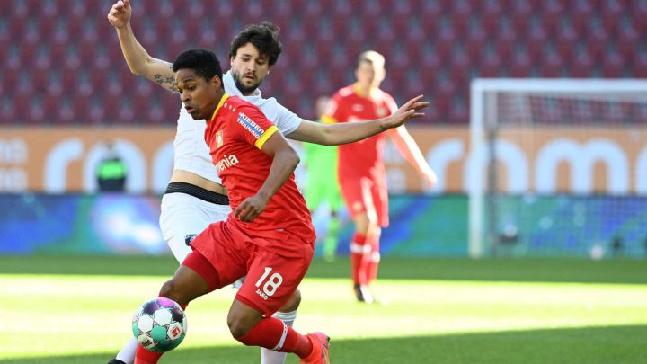 Tapsoba salva al Leverkusen