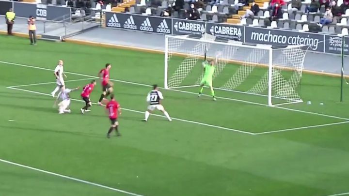 La parada de Edu Sousa al remate de Jesús Clemente en el Badajoz-Talavera de Segunda B.