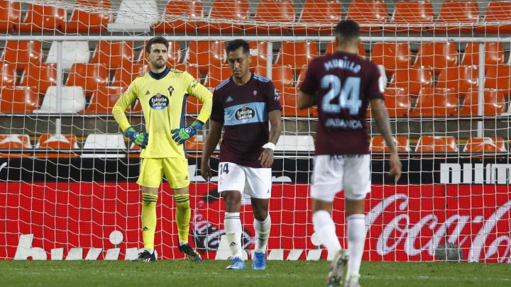 Jeison Murillo, Renato Tapia e Iván Villar, desolados tras el segundo gol del Valencia.