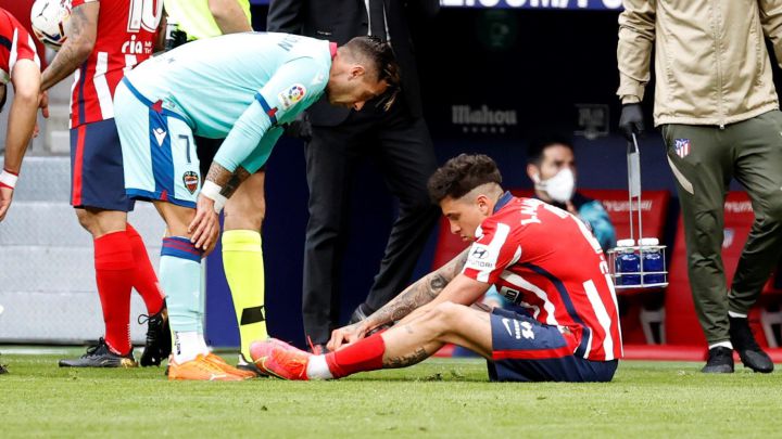 Otra baja más: Giménez sufre lesión en su muslo izquierdo.