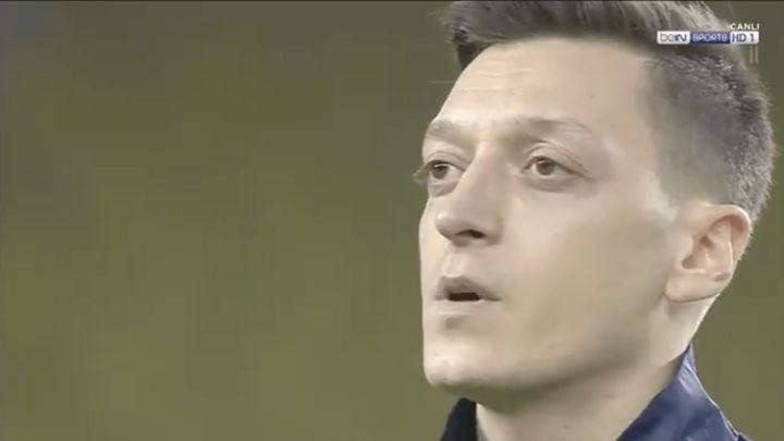 Özil se transforma: hasta canta el himno de Turquía