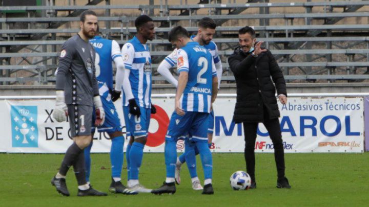 Rubén de la Barrera, hablando con sus jugadores tras la derrota en Coruxo (2-0).