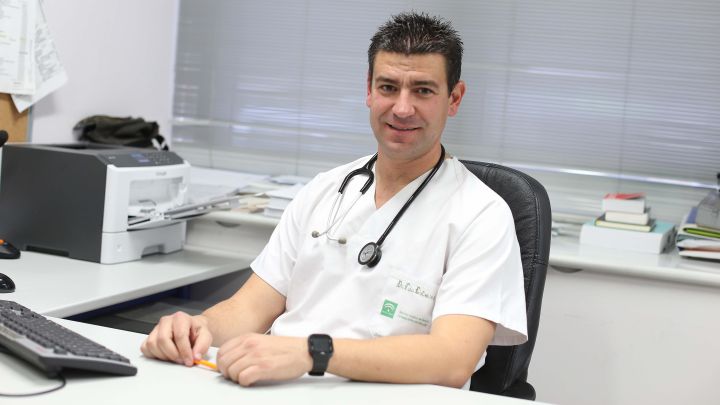 Fer Estévez, el entrenador y médico que brilla en Segunda B