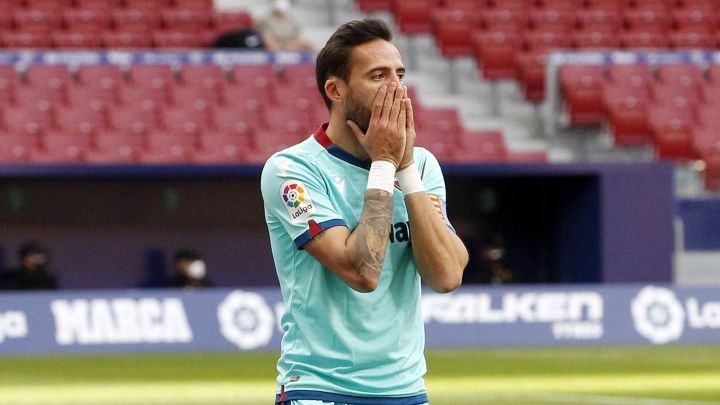 El árbito no le dio a Morales el gol ante el Atlético y sigue a cinco del récord