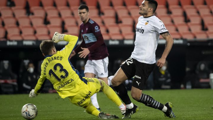 Momento en el que Rubén Blanco y Maxi Gómez se cruzan en la jugada que el portero acabó expulsado