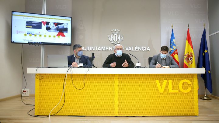 El alcalde de València, Joan RIbó, junto a los ediles Pere Fuset y Borja Sanjuán en la presentación de la nueva página web del Ayuntamiento de València.