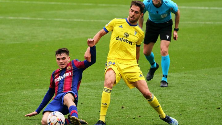 Sobrino y Pedri, durante el Barça-Cádiz.