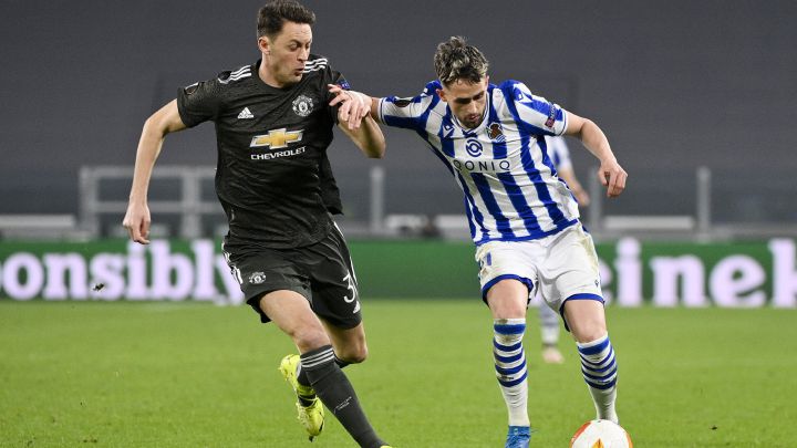 Carlos Fernández intenta llegar a Old Trafford