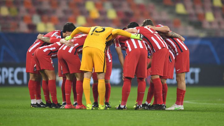 Los futbolistas del Atlético hacen piña antes del partido ante el Chelsea en Bucarest (Rumanía).