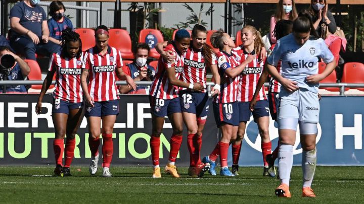 La delantera nigeriana del Atlético de Madrid Rasheedat Ajibade (c) celebra el gol conseguido ante el Valencia.