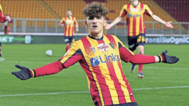 Pablo Rodríguez celebra uno de sus goles con el Lecce, donde viste un curioso dorsal: el 99.