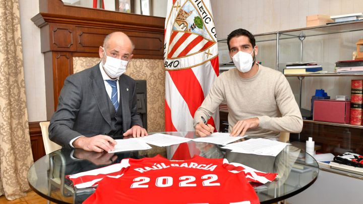 Raúl García renueva por un año, con opción a otro