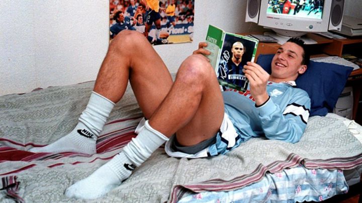 Ibrahimovic leyendo una revista de Ronaldo