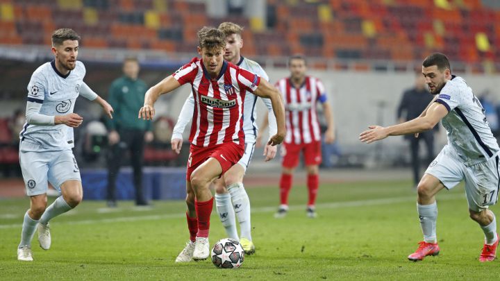 Marcos Llorente, del Atlético, perseguido por tres jugadores del Chelsea.
