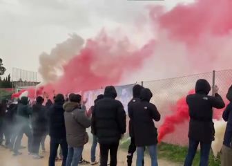 Un grupo de ultras del Atleti se presenta en el entrenamiento entre cánticos y bengalas