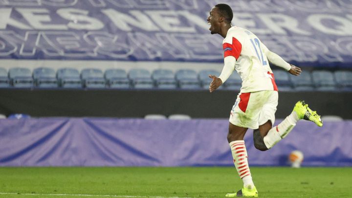 Abdallah Sima celebra su gol al Leicester.