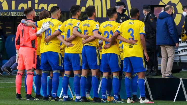 Los jugadores del Cádiz en formación