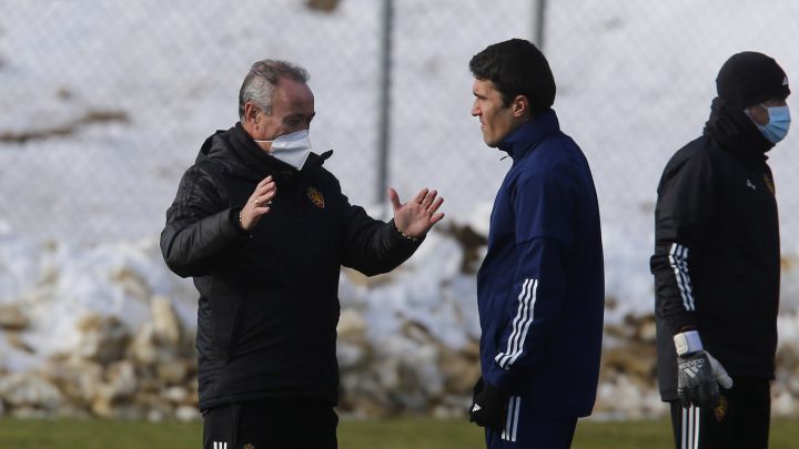 Juan Ignacio Martínez habla con Zapater en un entrenamiento.