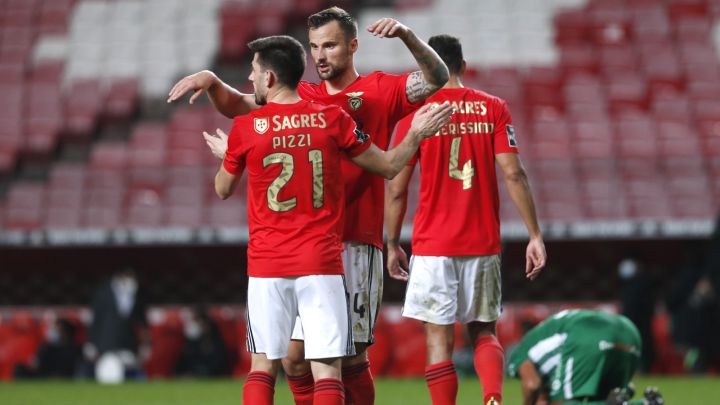 Los jugadores del Benfica celebran un gol