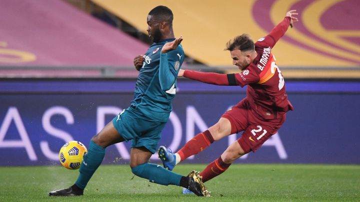Borja Mayoral intenta rematar ante Tomori.