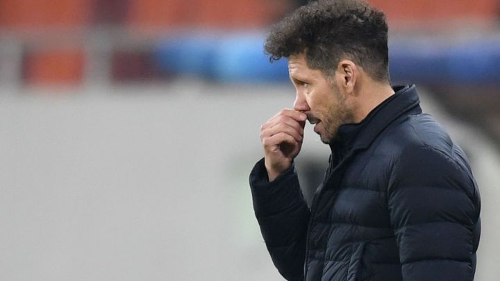 Simeone, pensativo durante el Atlético-Chelsea de Champions en Bucarest.