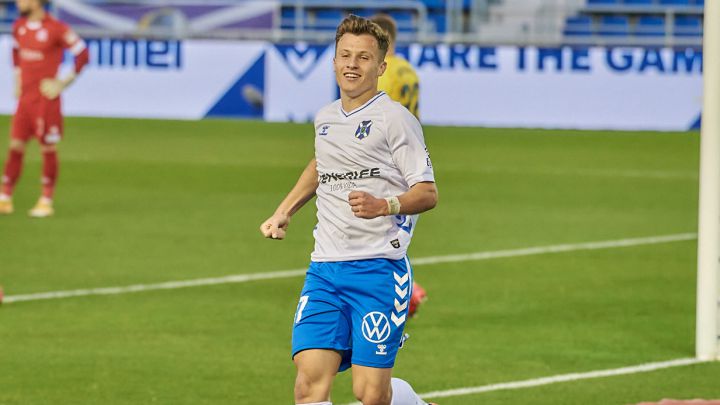 Germán Valera celebra un gol con el Tenerife.