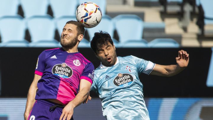 Shon Weissman, delantero del Valladolid, y Néstor Araújo, central del Celta, saltan durante el partido disputado en Balaídos.