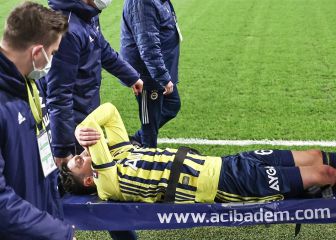 Özil abandonó el campo lesionado