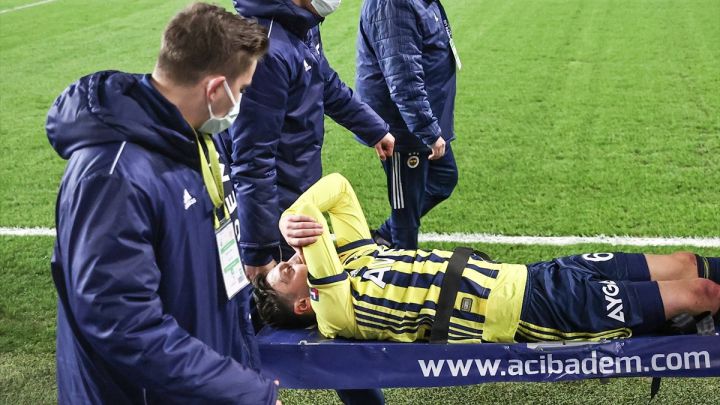 Özil abandonó el campo lesionado