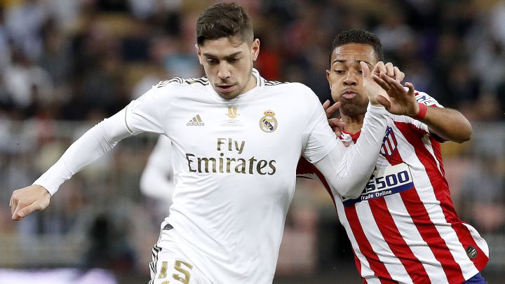 Fede Valverde se anticipa a Lodi en una jugada de la final de la Supercopa de España de 2020.
