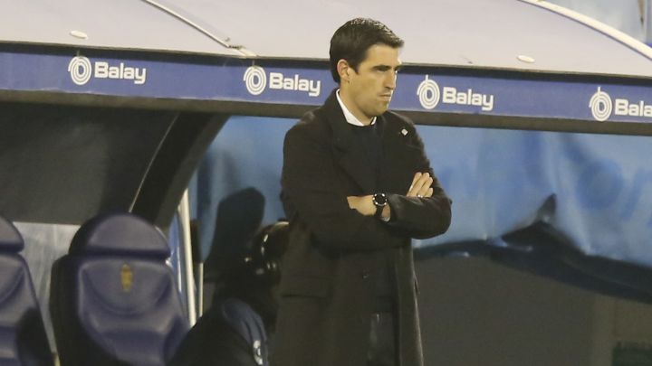 Iraola, técnico del Rayo, en el banquillo.
