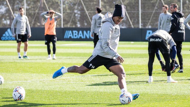 Reanto Tapia golpea el balón durante un entrenamiento del Celta en la ciudad deportiva del club vigués.