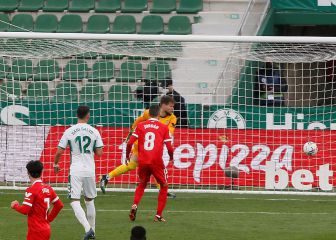 El Elche sale del descenso y el Sevilla no levanta cabeza