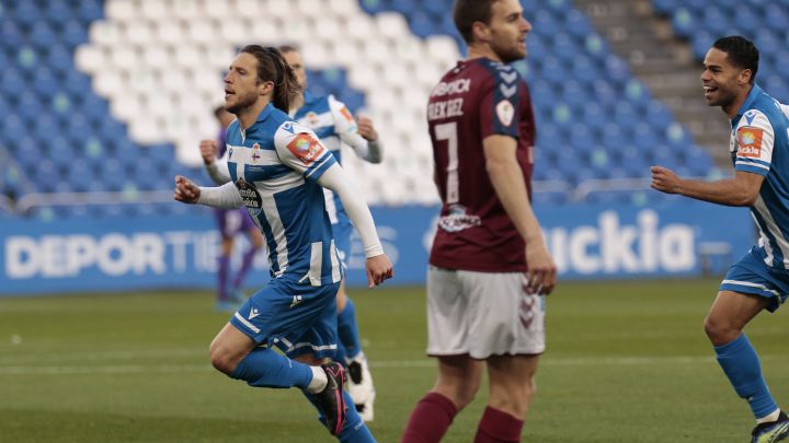 Keko corre para celebrar su gol al Pontevedra.