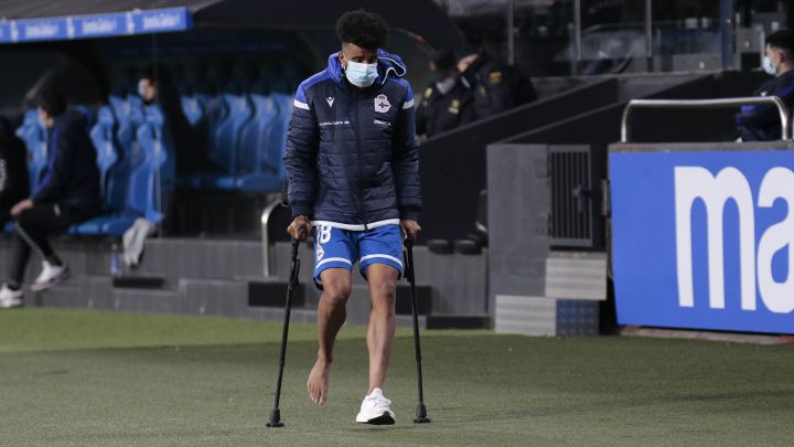 Derik Osede, abandonando Riazor en muletas.