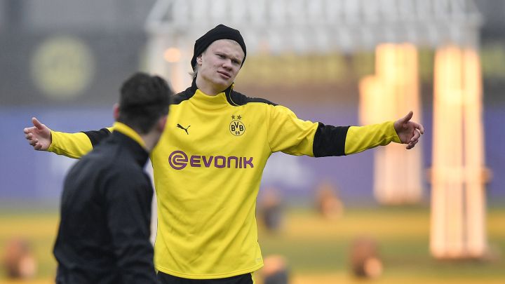 Canción de hielo y fuego, igual que la novela que inspiró la multitudinaria serie Juego de Tronos, esta noche en el Westfalen de Dortmund. Frío como el cemento de sus gradas desiertas amanece desde hace meses el a menudo caluroso estadio del Borussia y glacial es la mirada de su asesino del gol, jovencísimo pero insaciable, Erling Haaland. Ya vacunó el noruego al Sevilla en la ida (doblete para el 2-3 final) y otros dos le metió al Bayern hace cuatro días, aunque saliera del Allianz Arena derrotado y golpeado, a pesar de que sólo sirviera para colocar su récord en 29 goles durante 2.362 minutos oficiales esta temporada. Un tanto cada 81 minutos de juego para él. Con tal demonio enfrente, convienen todos y también en la expedición nervionense, parece que no bastarán dos tantos para obrar la enésima proeza para un Sevilla que se ha acostumbrado a flirtear con lo imposible. Sobre todo en Europa. Seis Europa Leagues, la última en agosto y a 90 kilómetros de Dortmund (Colonia), así lo atestiguan. También una clasificación para cuartos en su penúltima aparición de Champions, nada menos que tras derrotar en Old Trafford a todo un Manchester United. Habrá que calentar mucho el partido... Sucede que el equipo de Lopetegui llega al duelo flojo de piernas y de mente, desorientado por sus últimos malos resultados, tres derrotas seguidas entre las que se destaca la dolorosa eliminación copera del Camp Nou. También con bajas, o dudas, muy sensibles. Koundé y Bono, si juegan, lo harán entre sus molestias físicas y el ojo que siempre hay que poner para el partido a continuación, un derbi ante el Betis del próximo domingo, con la Champions (del año que viene) en juego. El hermano de Eden Hazard, Thorgan, vuelve de una lesión e intentará llenar al vacío de la ausencia del otro supercrack del equipo alemán, Jadon Sancho. El extremo inglés se rompió muscularmente tras un mes casi al nivel de Haaland, en el que ha marcado cuatro goles y dado cinco asistencias, una de ellas en el Sánchez Pizjuán. En Nesyri, entre suplente y fallón durante las últimas semanas, quiere recuperar ese nivel para el Sevilla. Lo necesita el equipo de Nervión en un duelo que promete culebrón, dragones y puede que hasta caminantes blancos. Por algo dicen que nunca se rinde...