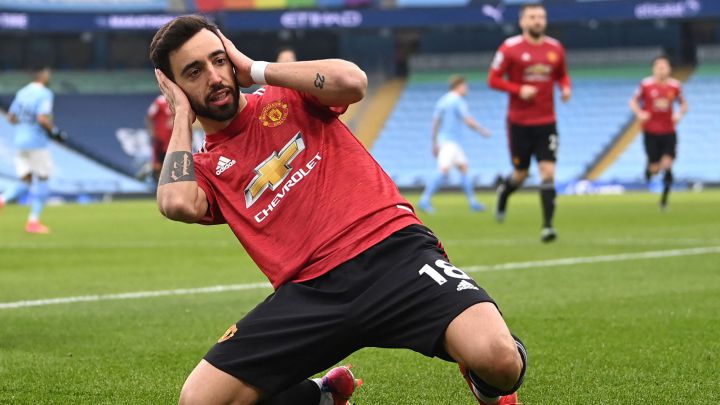 Bruno Fernandes se tapa los oídos para celebrar su gol ante el Manchester City.
