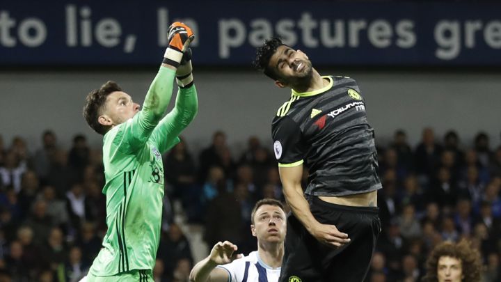 Foster salta con Costa durante un West Brom-Chelsea en 2017.