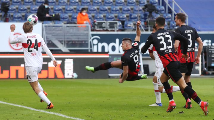 Jovic remata en el partido contra el Stuttgart.